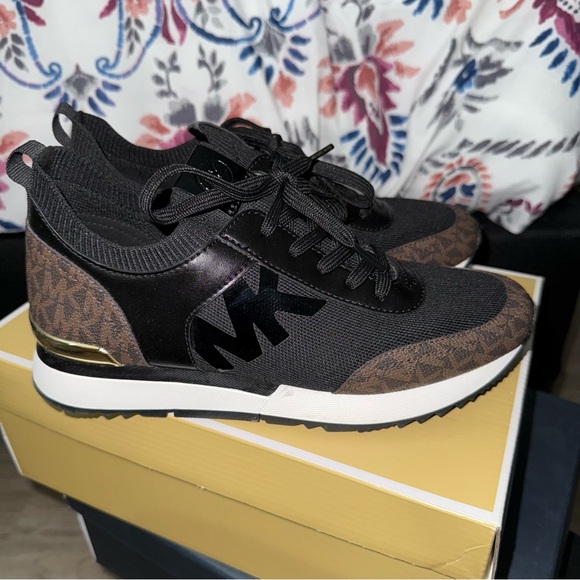 Michael Kors Sneakers - Picture 1 of 5